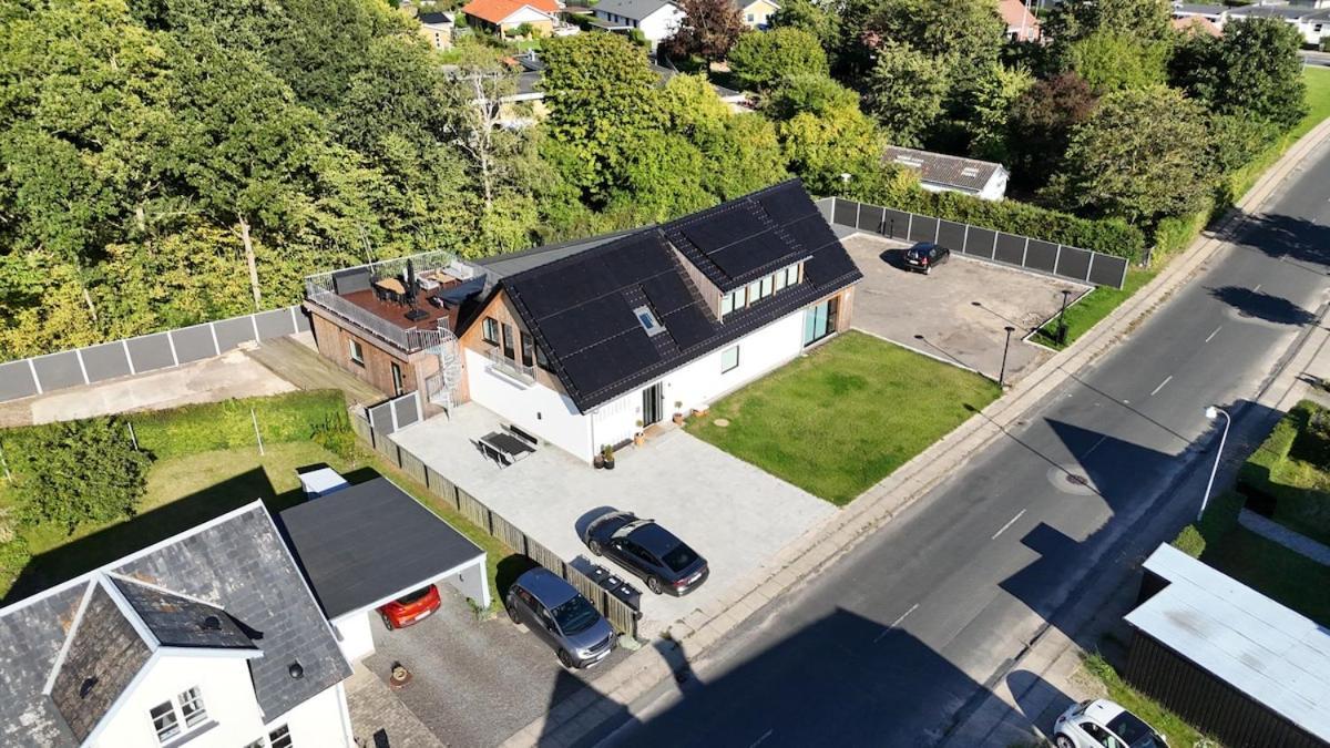 The Butterfly - House In For 7 Persons With Luxury Rooftop Deck & Free Parking Odense